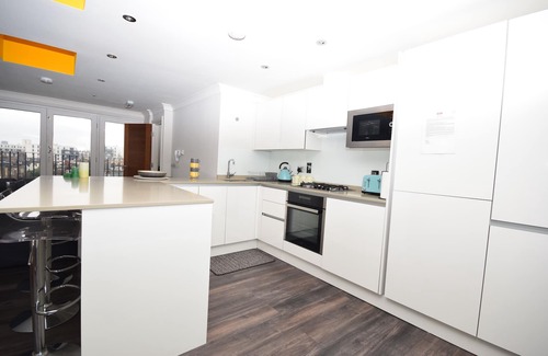 Town Apartment | Spacious 3BR family apartment in Parsons Green