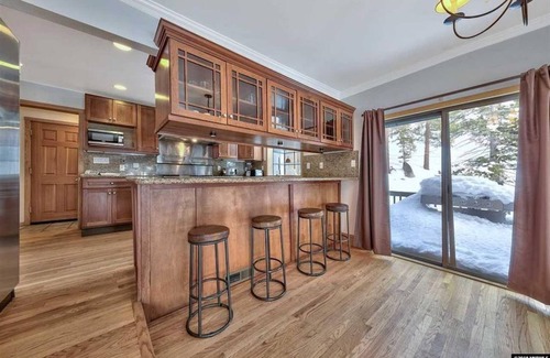 Upper Kingsbury House | Spacious 3BR House/Gourmet Kitchen & VIEWS!