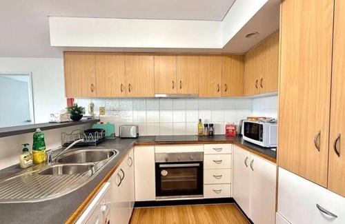 Kangaroo Point Apartment | Spacious 3BRStay | 2 Baths | Free Onsite Parking