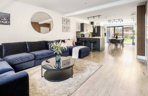 South Hampstead Apartment | Spacious 4-Bed Home in the ♥️ of London | Private Garden + Air Con