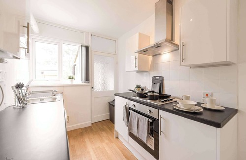 Doncaster House | Spacious 4 Bedroom House with Garden in Doncaster