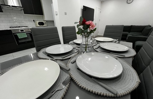 Sheldon House | Spacious 4 Bed Home - Sleeps 7, Garden & Parking