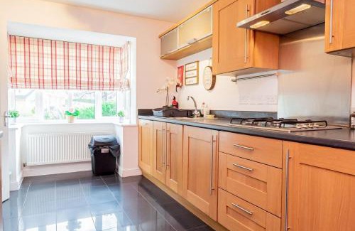 Tilehurst House | Spacious 4 Bed house with parking and garden at Reading