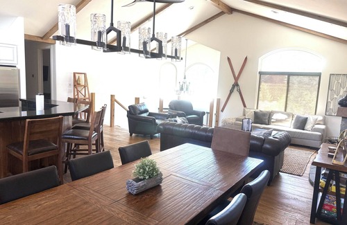 Mountain View Estates House | Spacious 4-bedroom house with beautiful views in South Lake Tahoe