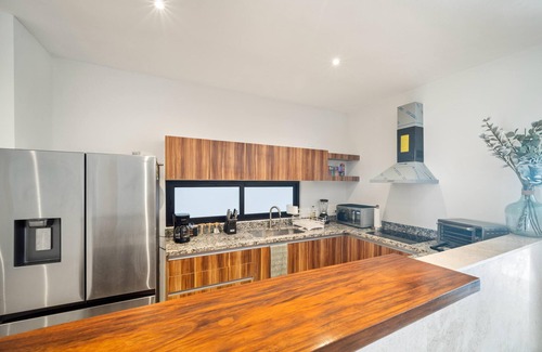Miramar Condo | Spacious 4-bedroom beach condo with a gorgeous ocean view [wifi + fitness area]