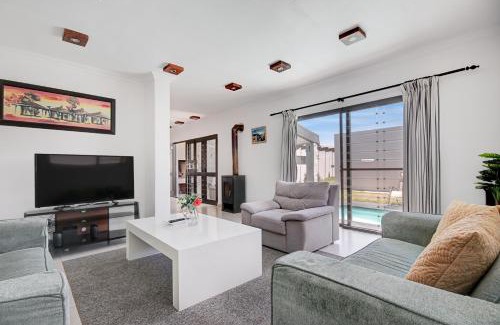 Bloubergstrand Villa | Spacious 4 bedroom hideout sanctuary with pool