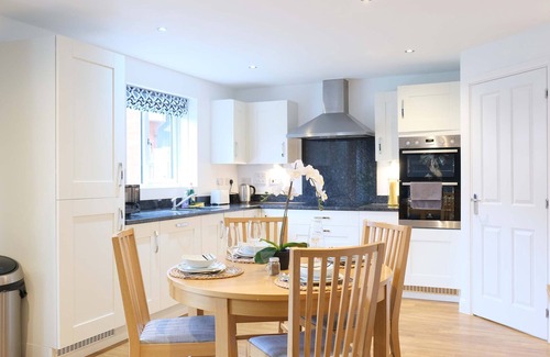 Bedford House | Spacious 4 Bedroom Home with Garden in Bedford