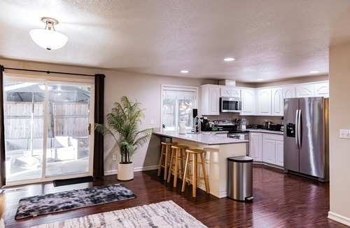 Vancouver House | Spacious 4-bedroom house in Vancouver with hot tub, workspace, fireplace, AC