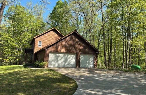 Bellaire House | Spacious 4-bedroom house in beautiful Bellaire with WiFi, AC