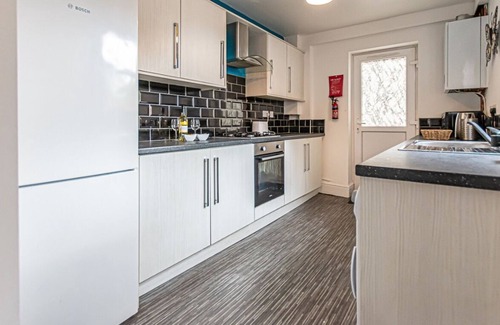 Leigh House | Spacious 4-Bedroom House in Wigan – Free Parking & Wi-Fi | Long Stays Welcome