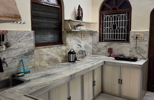 Ujjain House | Spacious 4 Bedroom House with parking in heart of city