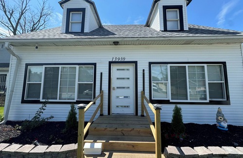 Dolton House | Spacious 4-bedroom house in marvelous Dolton with WiFi, AC