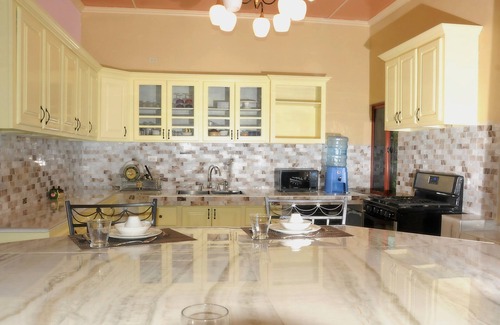 Runaway Bay Villa | Spacious 4-bedroom villa/pool/Wi-Fi/beach/chef/