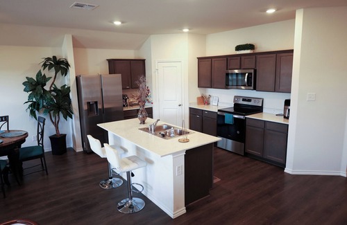Aubrey House | Spacious 4-Bedroom Retreat with High-Speed WiFi and Tranquil Ambiance