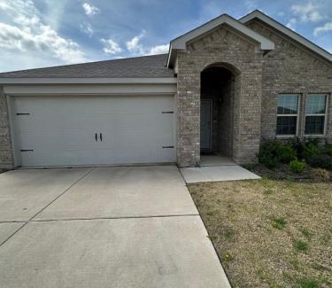 Aubrey House | Spacious 4-Bedroom Retreat with High-Speed WiFi and Tranquil Ambiance