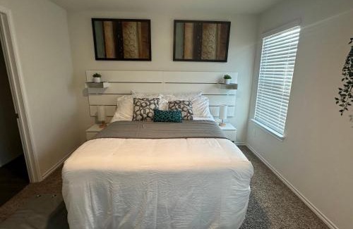 Aubrey House | Spacious 4-Bedroom Retreat with High-Speed WiFi and Tranquil Ambiance