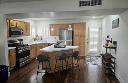 Biggs Field House | Spacious 4-bedroom house with Pool, AC and Free Wifi-perfect for families.