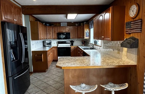Johannesburg House | Spacious 4-bedroom lakefront home on Big Bear Lake in Johannesburg with WiFi, AC