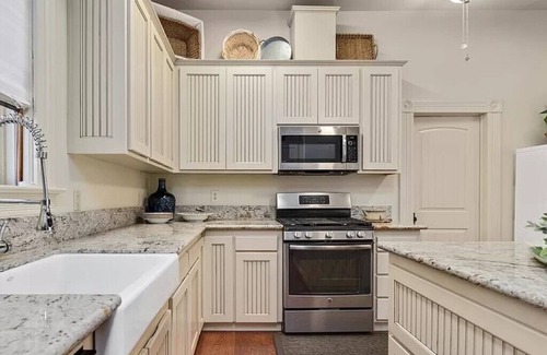 McLoughlin House | Spacious 4-bedroom Victorian home, sleeps up to 14, for Family or Bridal Getaway