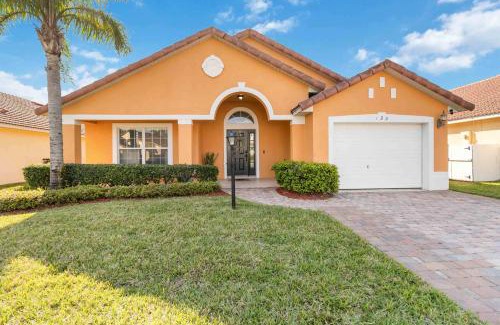 Lake Wilson Preserve House | Spacious 4 Bedroom Vacation Villa Near Disney perfect for Two Families