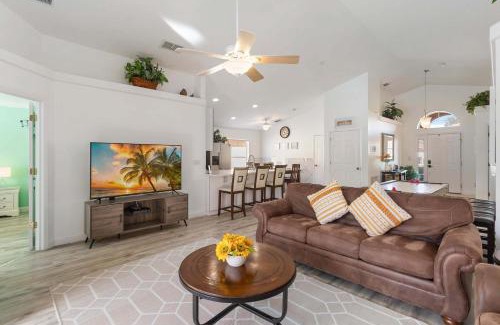 Lake Wilson Preserve House | Spacious 4 Bedroom Vacation Villa Near Disney perfect for Two Families
