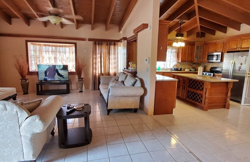 Estate Peters Rest House | Spacious 4 Bedroom Villa