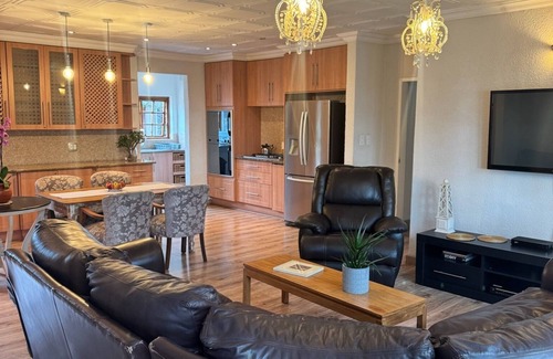 Krugersdorp House | Spacious 4-bedroom luxurious house in upmarket suburb of Krugersdorp.