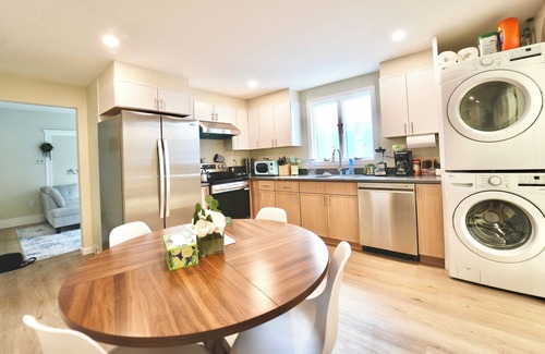 East Somerville Apartment | Spacious 4BDR/2BA- Walk to T-Station- Minutes to Boston