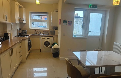 Woking House | Spacious 4Bed Home Near Woking Attractions&Nature