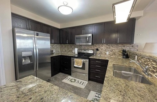 Amherstview House | Spacious 4BR+2.5 bathrooms+Fenced Yard, WiFi. Enjoy a peaceful getaway
