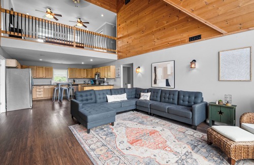 Doniphan Cabin | Spacious 4BR Cabin in Doniphan – Perfect for Family Getaways