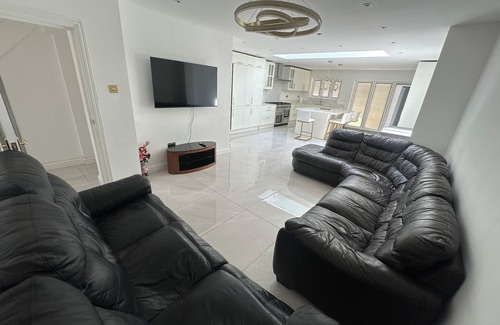 Stonecot House | Spacious 4BR Home Garden & Office Space