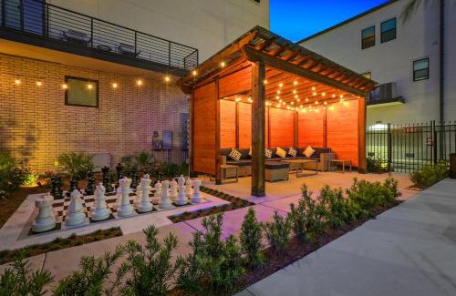 Mid-City House | Spacious 4BR Home w Pool & Parking !