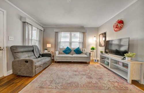 Taylor Berry House | Spacious 4BR Home with Cozy Vibes in Louisville