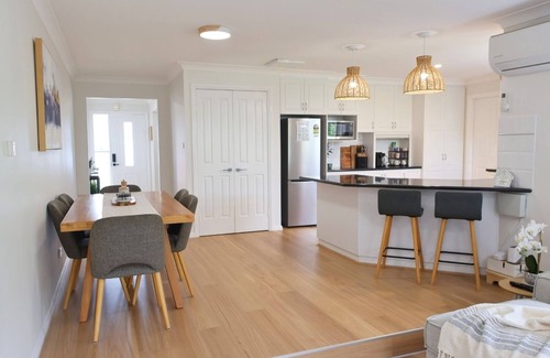 Tatton House | Spacious 4BR Retreat in Ideal Suburb of Tatton - Pet Friendly