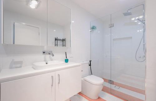 Moorebank House | Spacious 5 Bd 3 Bath Accessible Luxury Home with Private Pool