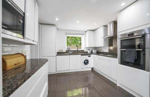 Larkfield House | Spacious 5-Bed House in Aylesford