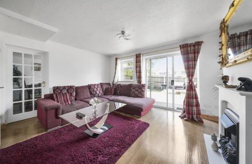 Larkfield House | Spacious 5-Bed House in Aylesford