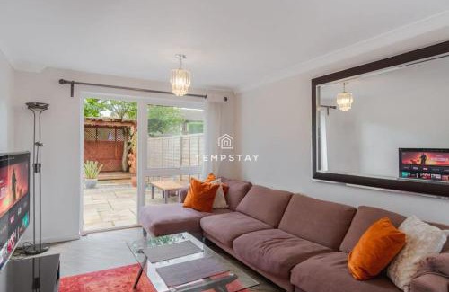 Sunninghill House | Spacious 5 bed Sunninghill with driveway parking