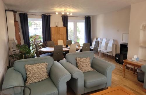 Horsham House | Spacious 5 Bedroom 11 Guest Family House in Horsham