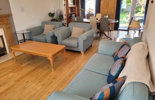 Horsham House | Spacious 5 Bedroom 11 Guest Family House in Horsham