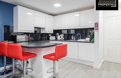 Tea Green Apartment | Spacious 5 Bedroom, 3 Bath House by Jesswood Properties Short Lets For Contractors, With Free Parking Near M1 & Luton Airport