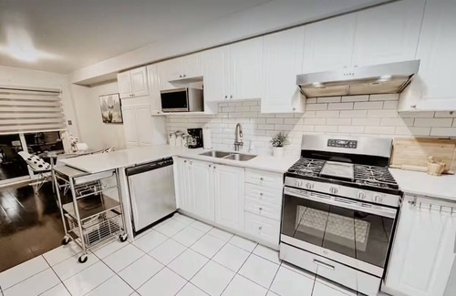 East Credit House | Spacious 5 bedroom house in Heartland