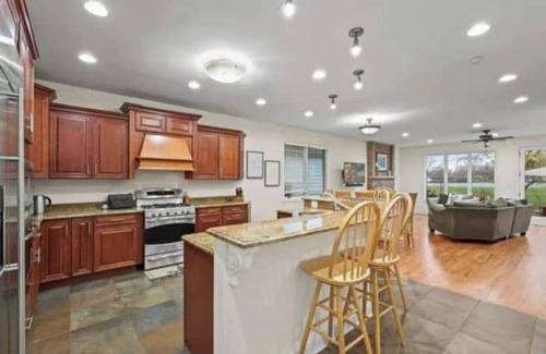 Roselle House | Spacious 5-bedroom Chicago suburban vacation home!