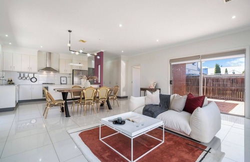 Gungahlin House | Spacious 5 Bedroom Family Retreat in Franklin