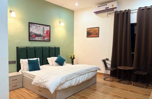 Gurugram Other | Spacious 5-bedroom farmhouse in cool Gurugram with AC, WiFi