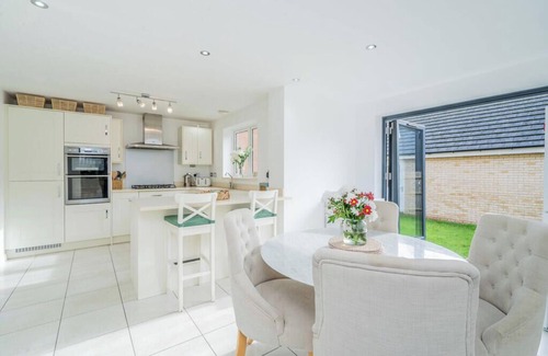 Bletchley House | Spacious 5-bedroom house with free parking, garden, and Cinema room with Netflix