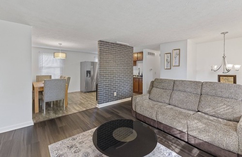 Parkdale House | Spacious 5-bedroom house in Cincinnati with Wi-fi, Fully Equipped Kitchen