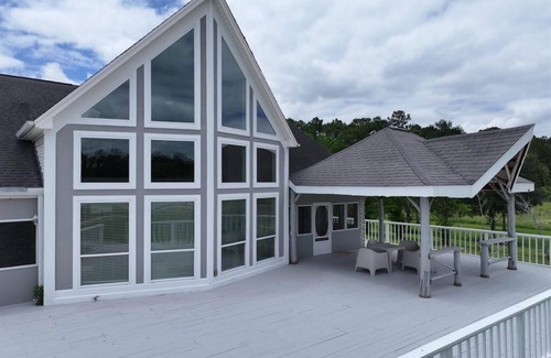 Beaumont House | Spacious 5-bedroom house with AC, outdoor area in charming Beaumont.