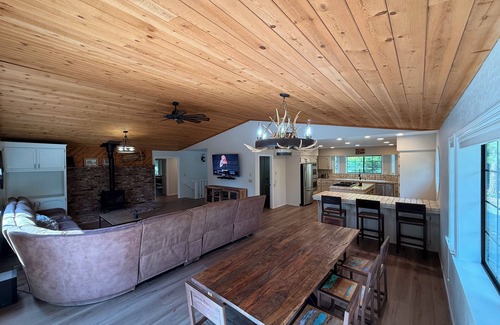 Glencoe House | Spacious 5-bedroom house in Arnold with a game room and hot tub